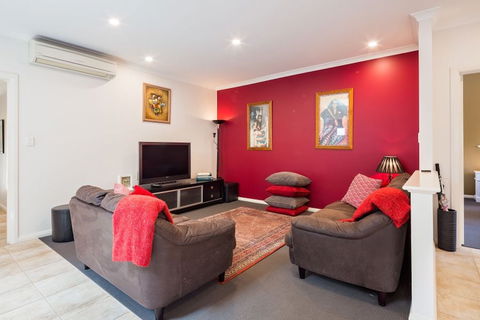 Downton Villa - Accommodation Directory 2