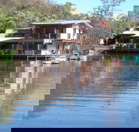 Lakeside Lodge - Accommodation Directory