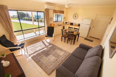 Pelican Perch Retreat - Accommodation Directory 3