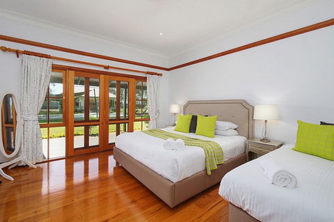 Stonegate - Accommodation Directory 6