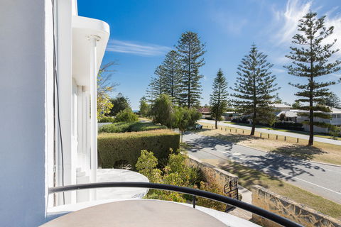 Cottesloe Beach Deluxe Apartment - Accommodation Directory 2