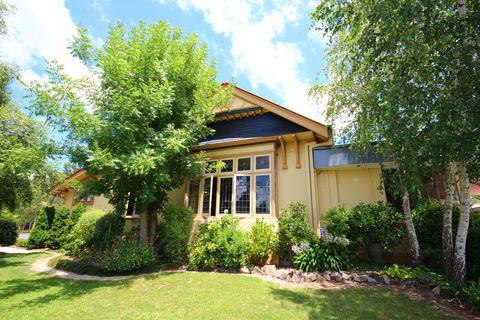Cotswold Gardens Armidale - Accommodation Directory 0