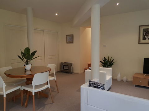 Ellie's Hide-Away At Malua Bay - Accommodation Directory 3