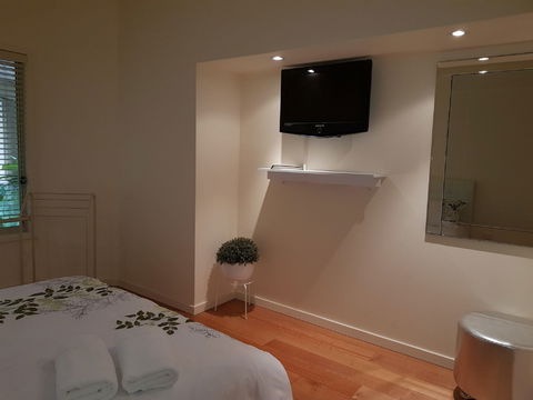 Ellie's Hide-Away At Malua Bay - Accommodation Directory 6