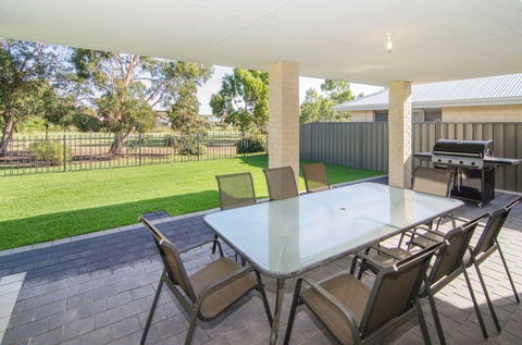 Fairway Isle - Accommodation Directory 8