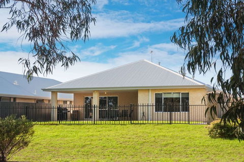 Fairway Isle - Accommodation Directory 9