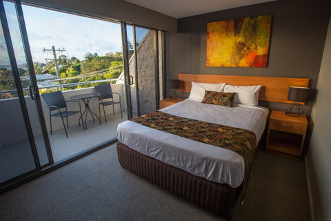 Gladstone Reef Hotel - Accommodation Directory 0