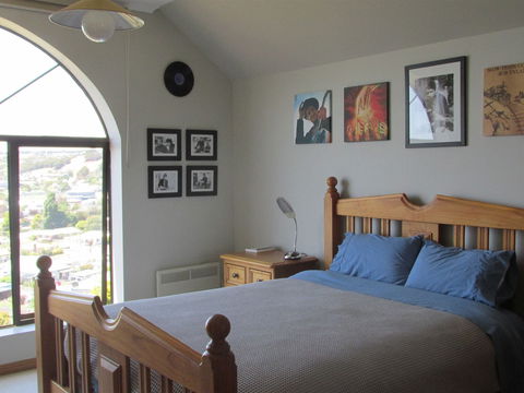 High On Penguin - Accommodation Directory 5