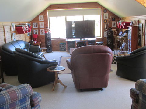 High On Penguin - Accommodation Directory 7