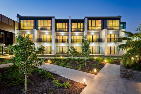 Quality Hotel Taylors Lakes - Accommodation Directory 0