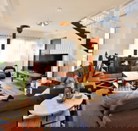 Hudson Bay at Basin View - Accommodation Directory