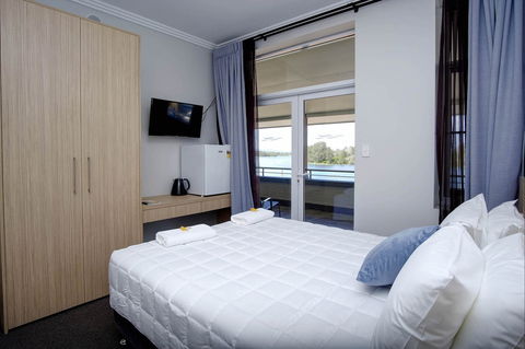Lakes And Ocean Hotel - Accommodation Directory 2