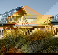 Logans Beach House and Apartments - Accommodation Directory