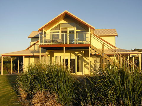 Logans Beach House And Apartments - Accommodation Directory 0