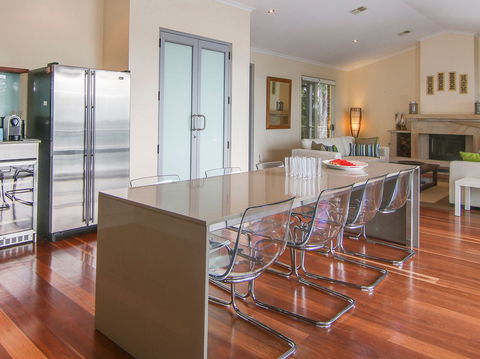 Becalmed On Sunshine Cove - Accommodation Directory 2