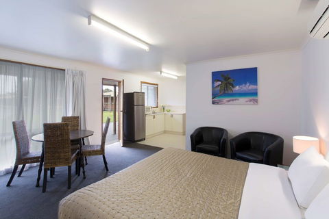 Best Western Colonial Village Motel - Accommodation Directory 0