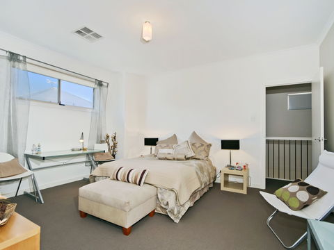 Century 21 SouthCoast: The Residence - Accommodation Directory 0