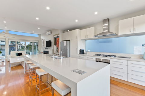 Elanora - Accommodation Directory 2
