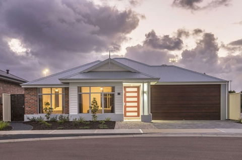 Fairway Lakeside - Accommodation Directory 0