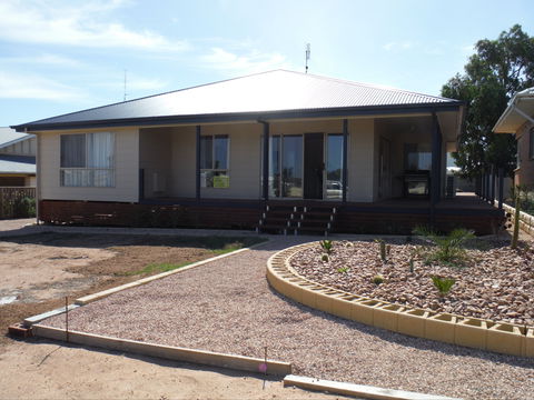 Robbo's - Accommodation Directory 0