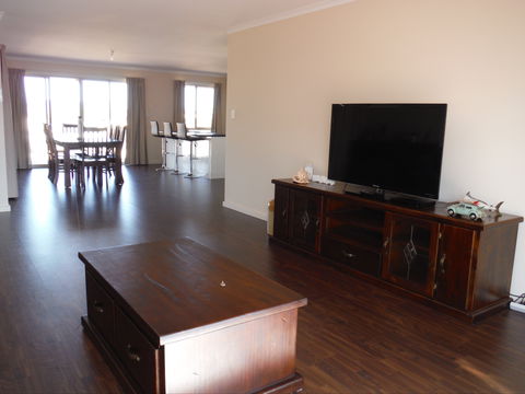 Robbo's - Accommodation Directory 2