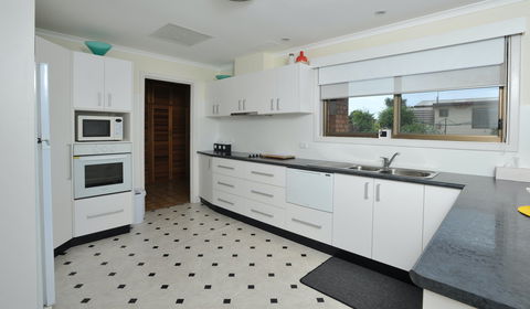 Seaview's Holiday House - Accommodation Directory 0