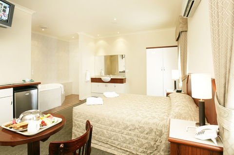 Bayswater Hotel - Accommodation Directory 0