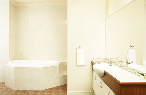 Bayswater Hotel - Accommodation Directory 1