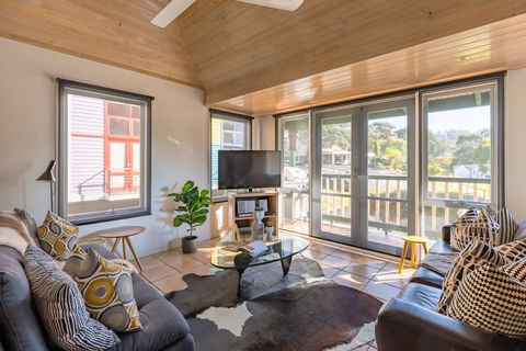 Dlux + Escape @ Lorne - Accommodation Directory 0