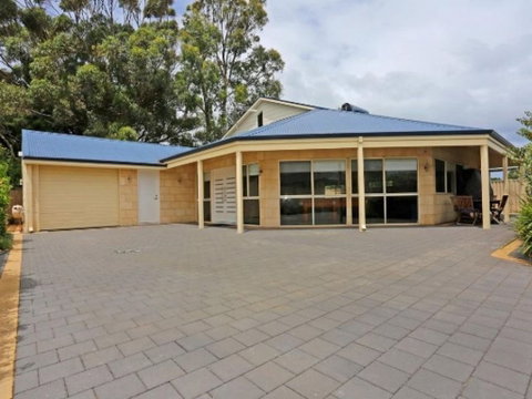 Falcon By The Bay - Accommodation Directory 1