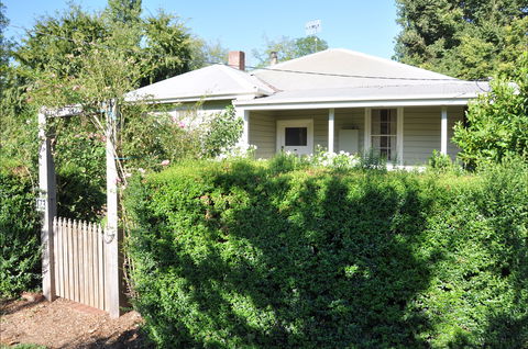 Honeysuckle Cottage - Accommodation Directory 2