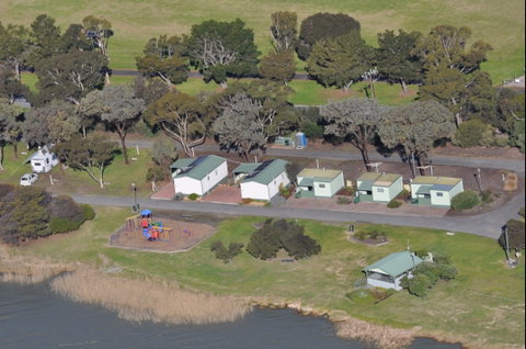 Lake Albert Caravan Park, Meningie SA - Accommodation Directory 1