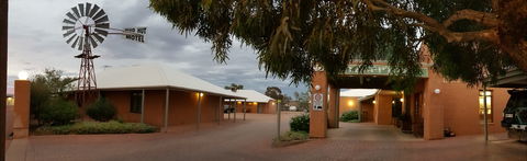 Mud Hut Motel - Accommodation Directory 0