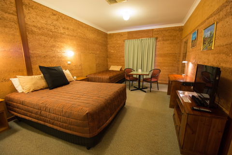 Mud Hut Motel - Accommodation Directory 2