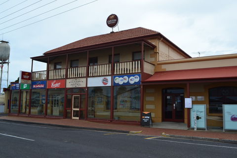 Victoria Hotel Port McDonnell - Accommodation Directory 0