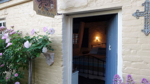 The Globe Inn - Accommodation Directory 2