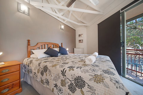 16 Point Lookout Beach Resort - Accommodation Directory 1