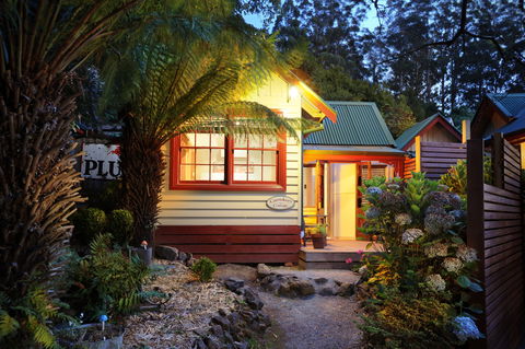 Como Cottages - Accommodation Directory 0