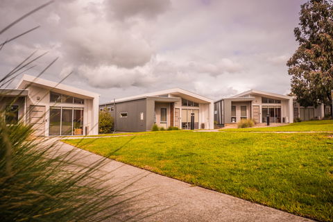 Deakin Waurn Ponds Units - Accommodation Directory 1