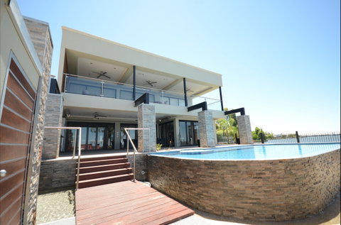 Waterfront Holiday Houses - Accommodation Directory 2