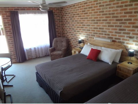 The Palms Motel - Accommodation Directory 4