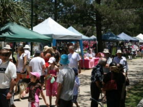 Broadbeach Art And Craft Markets - Accommodation Directory 3