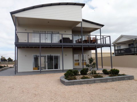 Ocean Swell - Accommodation Directory 2