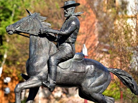 Thunderbolt's Statue And Constable Walker Memorial - Accommodation Directory 0