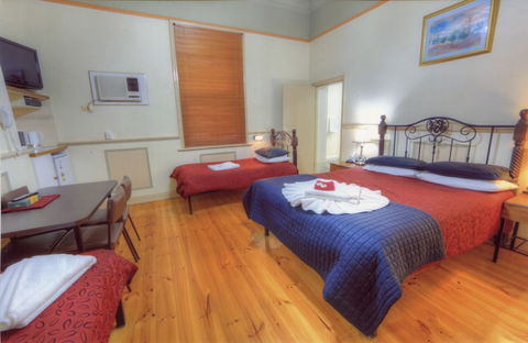 Lodge Outback Motel - Accommodation Directory 6