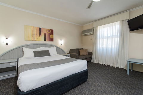 Adelaide Royal Coach - Accommodation Directory 5