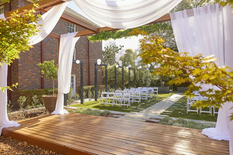 Brassey Hotel - Accommodation Directory 1