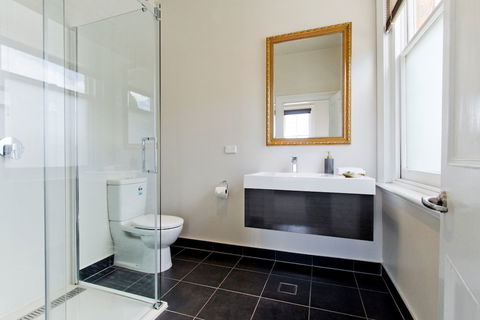 Deloraine Hotel - Accommodation Directory 2