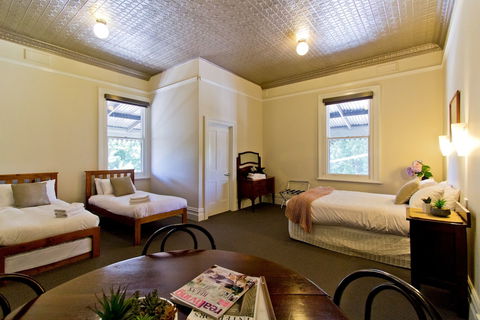 Deloraine Hotel - Accommodation Directory 3