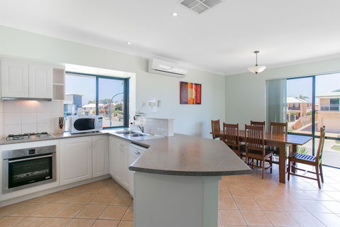 Seahaven Villas By Rockingham Apartments - Accommodation Directory 3